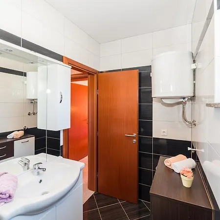 Hudic Apartment Vir